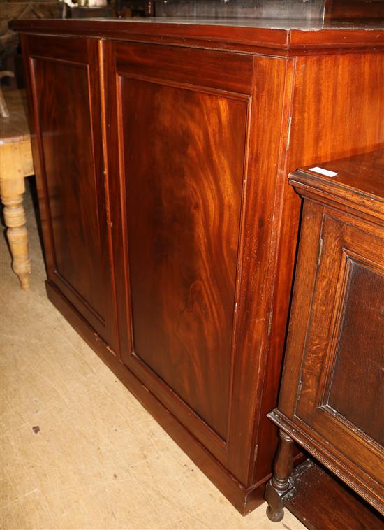 Mahogany 2 door cabinet